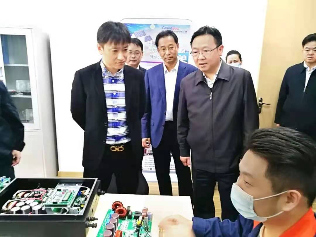 歡迎市委、市政府領(lǐng)導(dǎo)蒞臨我司子公司黃石（光谷）竑光新能源研發(fā)中心調(diào)研